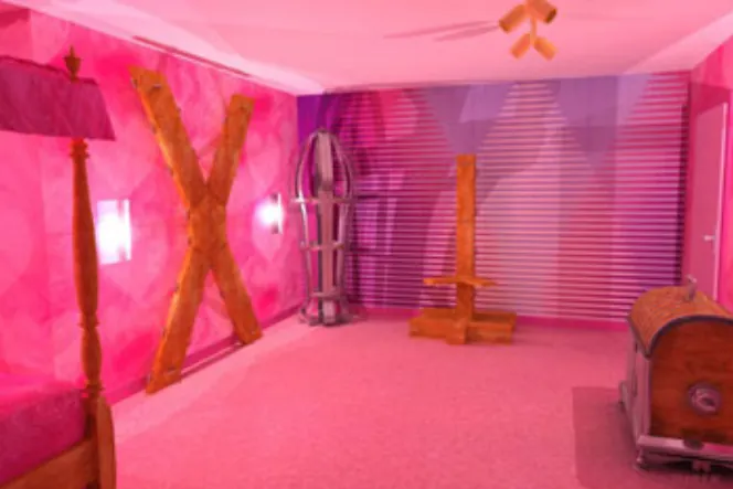 Aménagez un donjon BDSM élégant directement chez vous avec cette inspiration. Cette pièce démontre comment intégrer une croix de bondage ou un lit BDSM fait maison tout rose dans un espace BDSM dédié, que ce soit une cave BDSM ou une chambre. La décoration, comme cette croix en X rose, montre que créer un donjon sexe à la maison peut allier esthétique et fonctionnalité pour vos scènes de bondage. Parfait pour ceux qui cherchent des conseils BDSM et des idées BDSM DIY pour une ambiance BDSM perverse et personnalisée.
