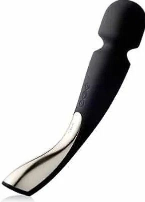  Lelo Smart Wand, baguette magique intelligente et connectée. Technologie avancée contrastant avec le Hitachi Magic Wand traditionnel.