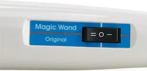 Gros-plan sur l'interrupteur et les boutons de contrôle du Hitachi Magic Wand. Détail de l'interface de ce vibromasseur hitachi légendaire.