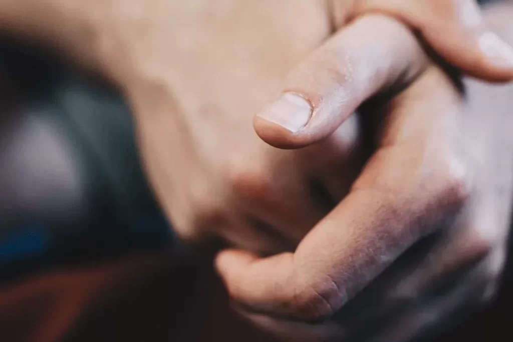 Zoom essentiel sur la préparation des mains avant de doigter quelqu'un. Des ongles courts et parfaitement limés sont indispensables pour un doigtage sûr, évitant micro-coupures et inconfort. Ce prérequis est vital, que ce soit pour un tuto doigter vaginal ou anal, afin de protéger les muqueuses délicates et prévenir tout risque.