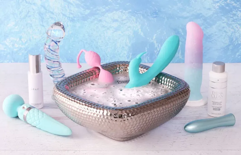 Quel est le meilleur désinfectant pour sextoys ? Comment nettoyer ses sextoys en profondeur ? Comment nettoyer ses sextoys sans produit spécifique ? Peut-on laver ses sextoys au lave-vaisselle ? Comment nettoyer ses sextoys avec de l'eau de Javel ? Comment éliminer les odeurs des sextoys ?