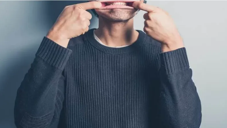 homme ouvrant la bouche, guide d’étirement anal