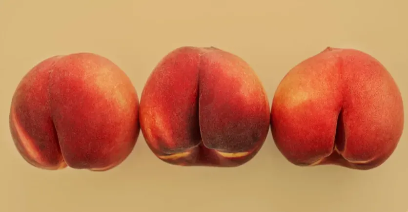 rangée de 3 pêches qui ressemblent à des fesses, un vrai entraînement anal