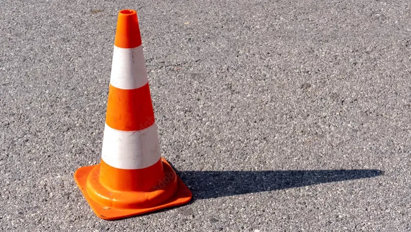 cône de signalisation orange et blanc, étirements anaux sécurisés, jeu anal avec de grands jouets sexuels