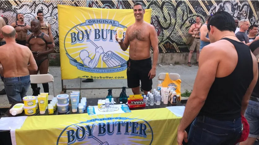 Propriétaire de lubrifiant anal Boy Butter à la table de vente