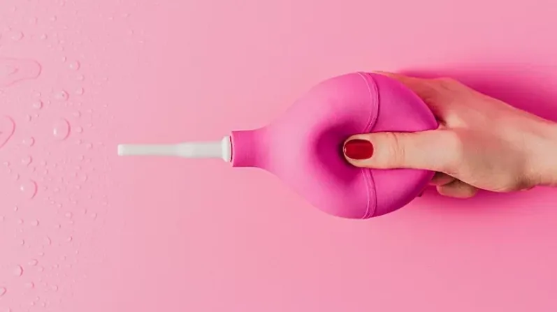 Douche anal, douche anal, comment nettoyer avant le jeu anal