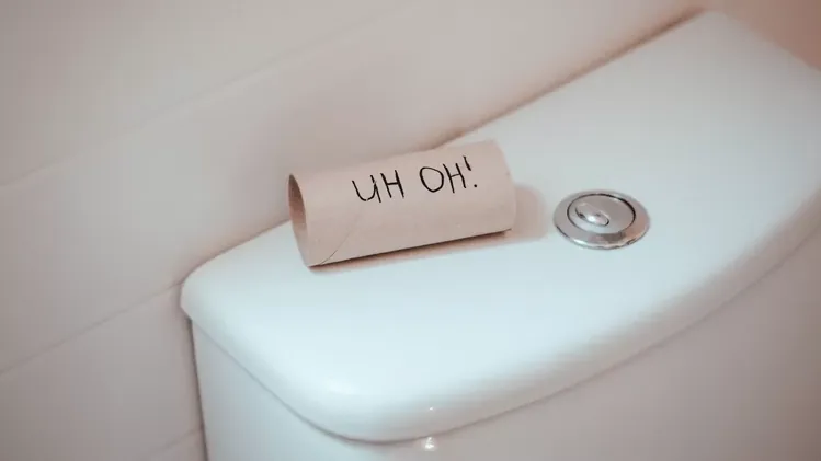 humiliation d'esclave BDSM, punition aux toilettes, rouleau de papier toilette vide avec un « oups » écrit dessus