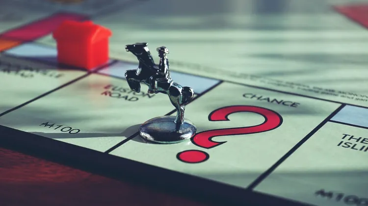 Gros plan sur un plateau de Monopoly, jeux de ceinture de chasteté