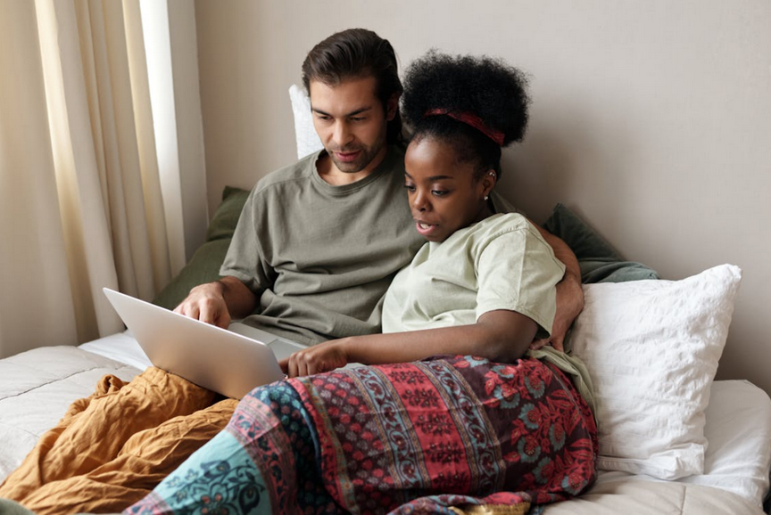 Couple au lit avec un ordinateur – communication sur le kink