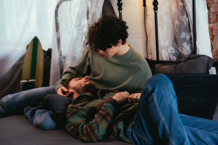 couple gay au lit, enlacés