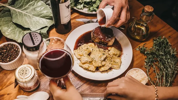 Idées de soirées en amoureux, idées de dîners aux chandelles, thèmes de soirées cocooning, recettes pour un dîner en tête-à-tête, soirées romantiques originales, activités relaxantes en couple, ambiance pour une soirée en amoureux, décoration romantique à la maison, idées pour renforcer la complicité du couple, surprises romantiques pour son partenaire.
