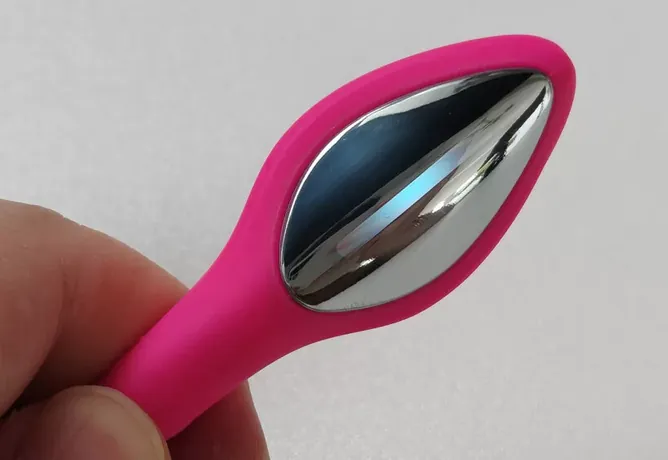 Le feu arrière LED anal Lush change de couleur.